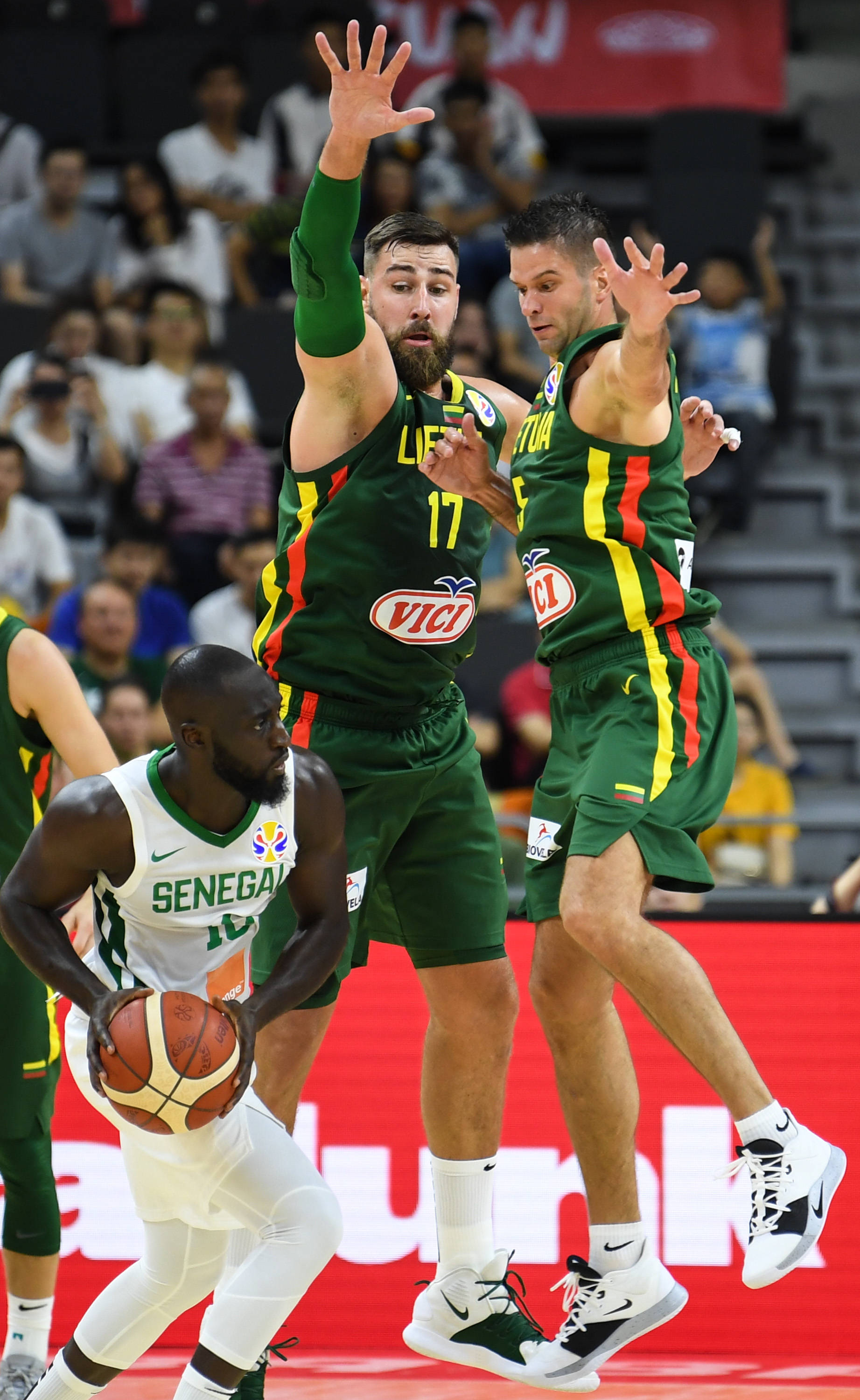 开云-关于亚特兰大训练开放日,集结日篮板制胜引欢呼,德国杯在即,年轻球员得到机会的信息